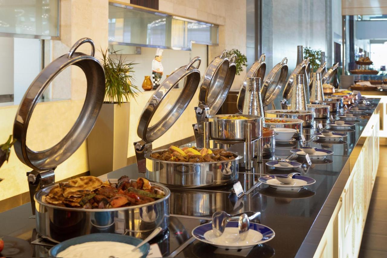 كراون بلازا آر دي سي الرياض - فندق و مركز مؤتمرات المظهر الخارجي الصورة A buffet at a hotel