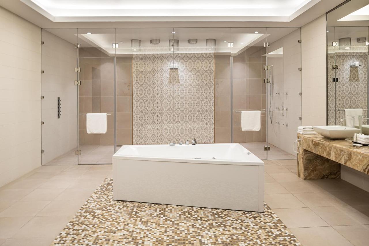 كراون بلازا آر دي سي الرياض - فندق و مركز مؤتمرات المظهر الخارجي الصورة Bathroom