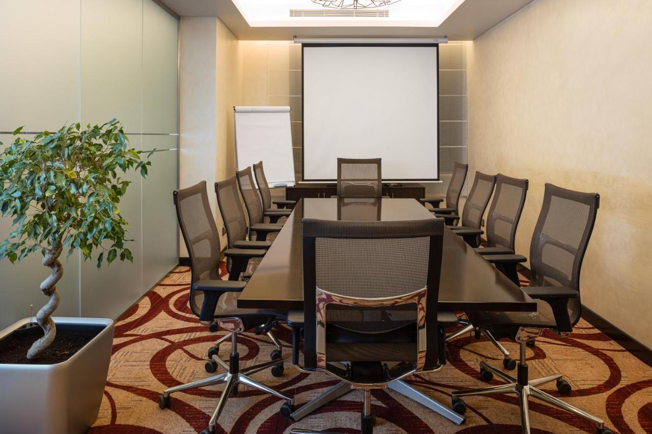 كراون بلازا آر دي سي الرياض - فندق و مركز مؤتمرات المظهر الخارجي الصورة A meeting room