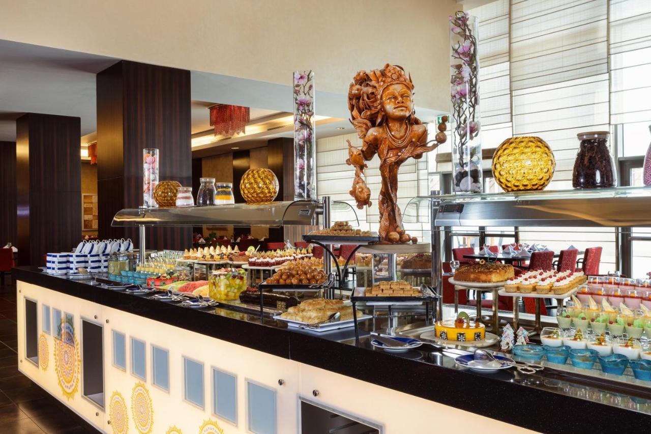 كراون بلازا آر دي سي الرياض - فندق و مركز مؤتمرات المظهر الخارجي الصورة A buffet at a hotel