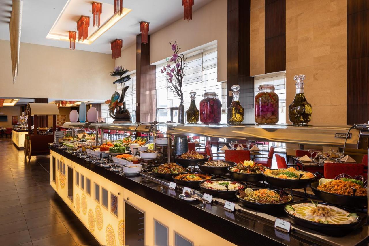 كراون بلازا آر دي سي الرياض - فندق و مركز مؤتمرات المظهر الخارجي الصورة A buffet at a hotel