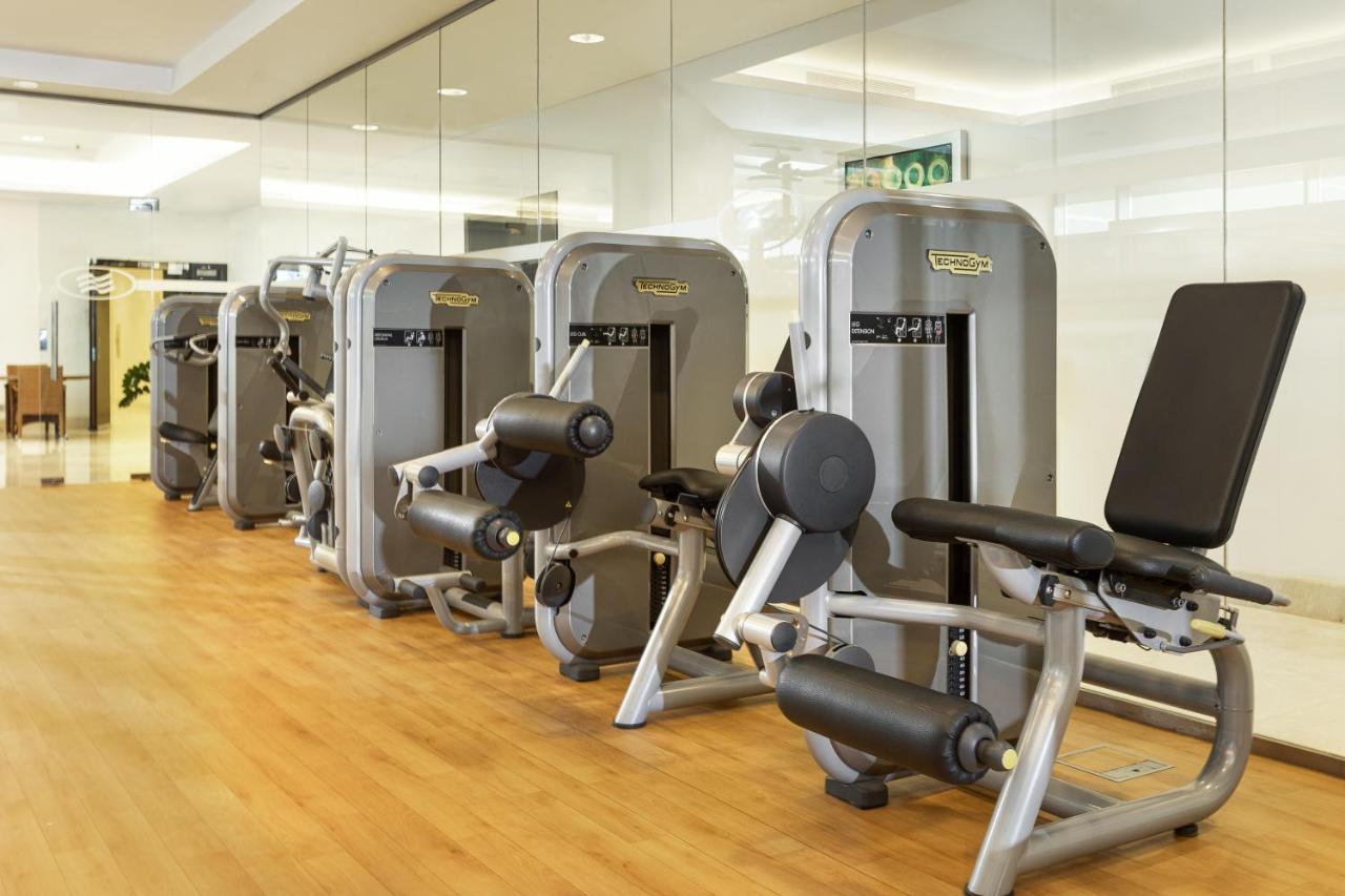 كراون بلازا آر دي سي الرياض - فندق و مركز مؤتمرات المظهر الخارجي الصورة A row of exercise machines