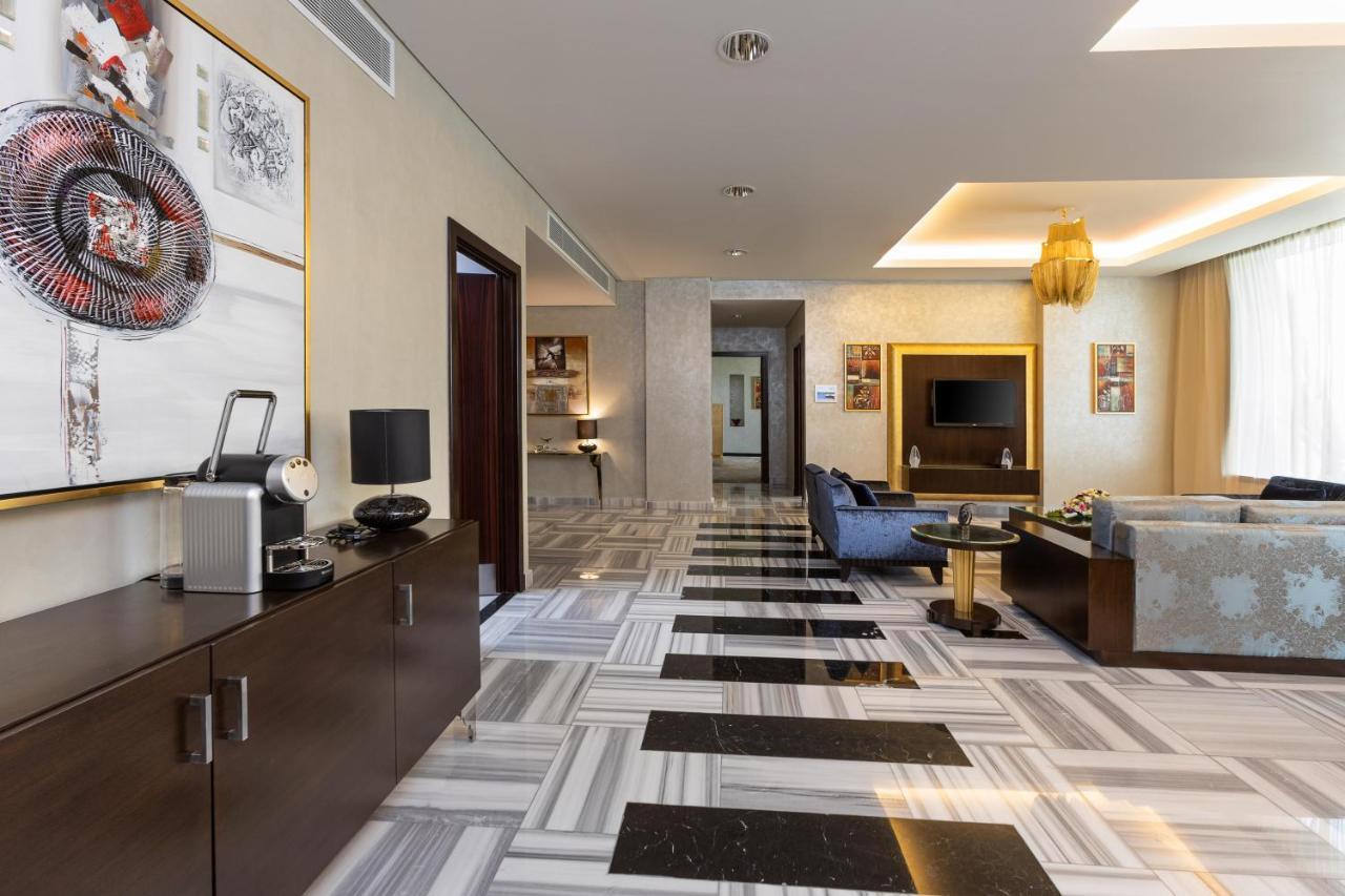 كراون بلازا آر دي سي الرياض - فندق و مركز مؤتمرات المظهر الخارجي الصورة A suite at the hotel
