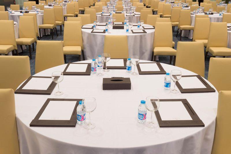 كراون بلازا آر دي سي الرياض - فندق و مركز مؤتمرات المظهر الخارجي الصورة A table set for a meeting