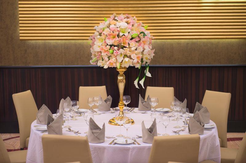 كراون بلازا آر دي سي الرياض - فندق و مركز مؤتمرات المظهر الخارجي الصورة A table set for a formal dinner